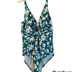 Time & True Plus Sz Green/White 1 pc swimsuit sz 26/18
